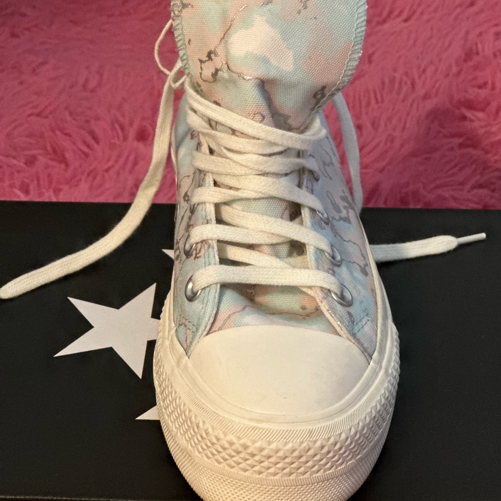 Women converse. Like new in great condition.